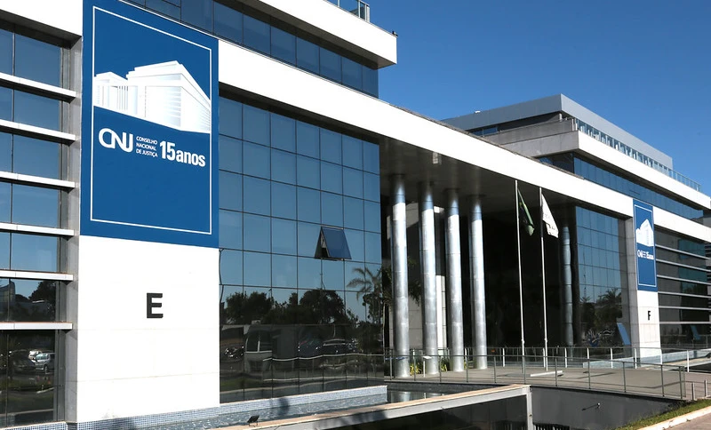 CNJ aposenta juiz federal que gravou vídeo ao lado de Eduardo Bolsonaro questionando urnas eletrônicas