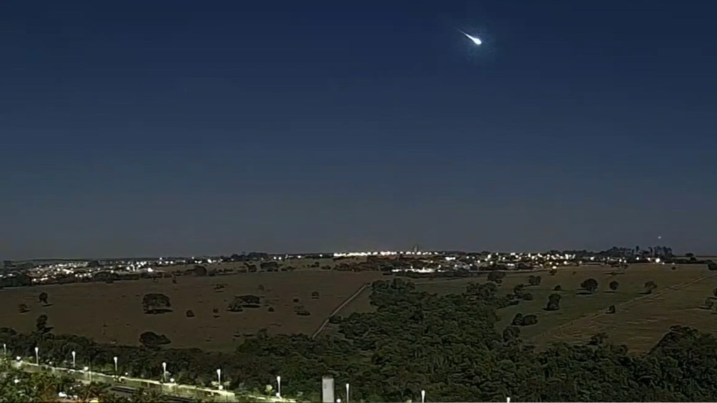 Grande bola de fogo é vista cruzando o céu no Sul do Brasil
