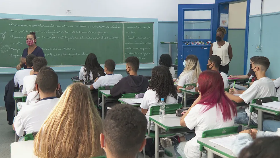 Educadores criticam decisão do governo de SP de não aderir a livros didáticos do MEC e usar material 100% digital a partir do 6º ano