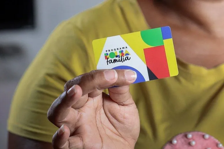 Bolsa Família inicia pagamento de outubro com extra de R$ 50 a famílias com bebês de até 6 meses