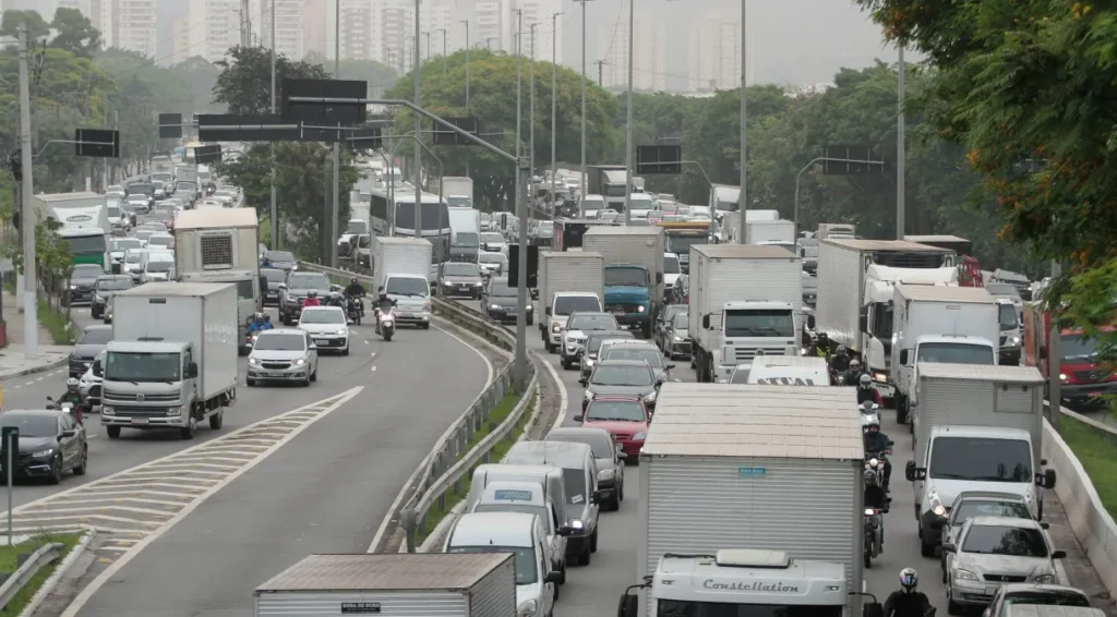 Greve no Metrô e na CPTM: São Paulo chega a 600 km de lentidão no trânsito