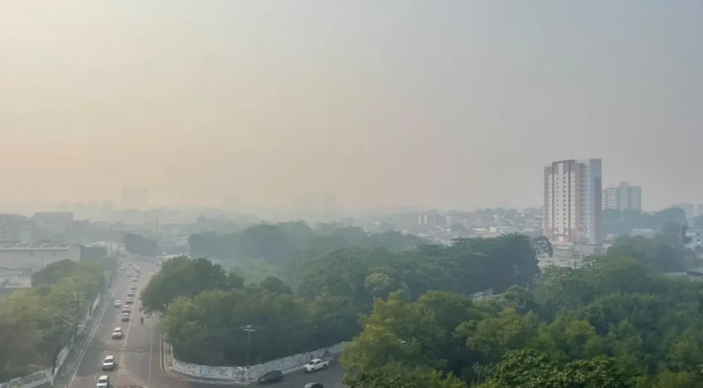 Manaus é tomada por fumaça causada por queimadas nesta quarta-feira (11)