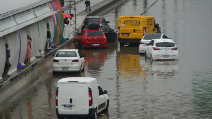 Comitiva do governo federal vai ao RJ acompanhar vítimas da chuva