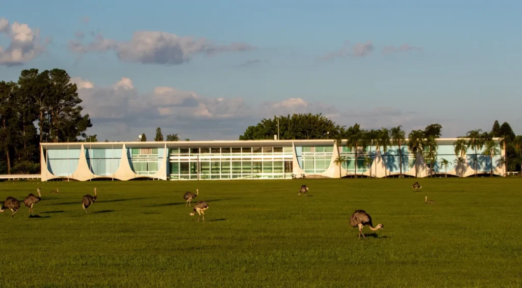 Bolsonaro e Michelle pedem indenização de R$ 20 mil após fala de Lula sobre sumiço de móveis no Alvorada