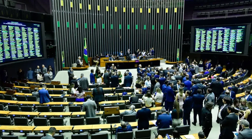 PEC da Anistia pode refinanciar dívidas e estimular recuperação fiscal de partidos; entenda