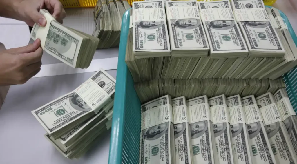 Dólar cai a R$ 5,62 após sinalizações de juros no Japão; Ibovespa ignora Wall Street e sobe