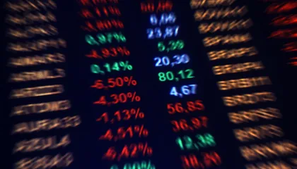 Ibovespa retoma 131 mil pontos com dados da economia; dólar recua a R$ 5,58