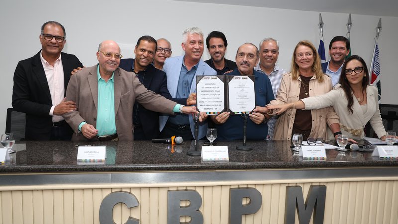 Bahia assina memorando para instalação de fábrica de vidro solar; confira