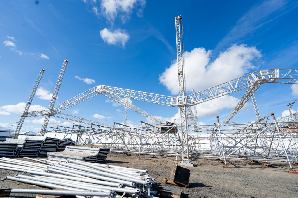 Prefeitura inicia montagem da estrutura do Camaforró 2025