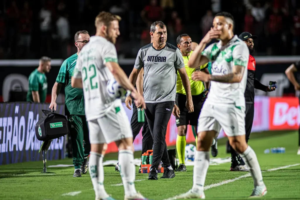 Carille reconhece deficiência do Vitória, que volta a sofrer no fim