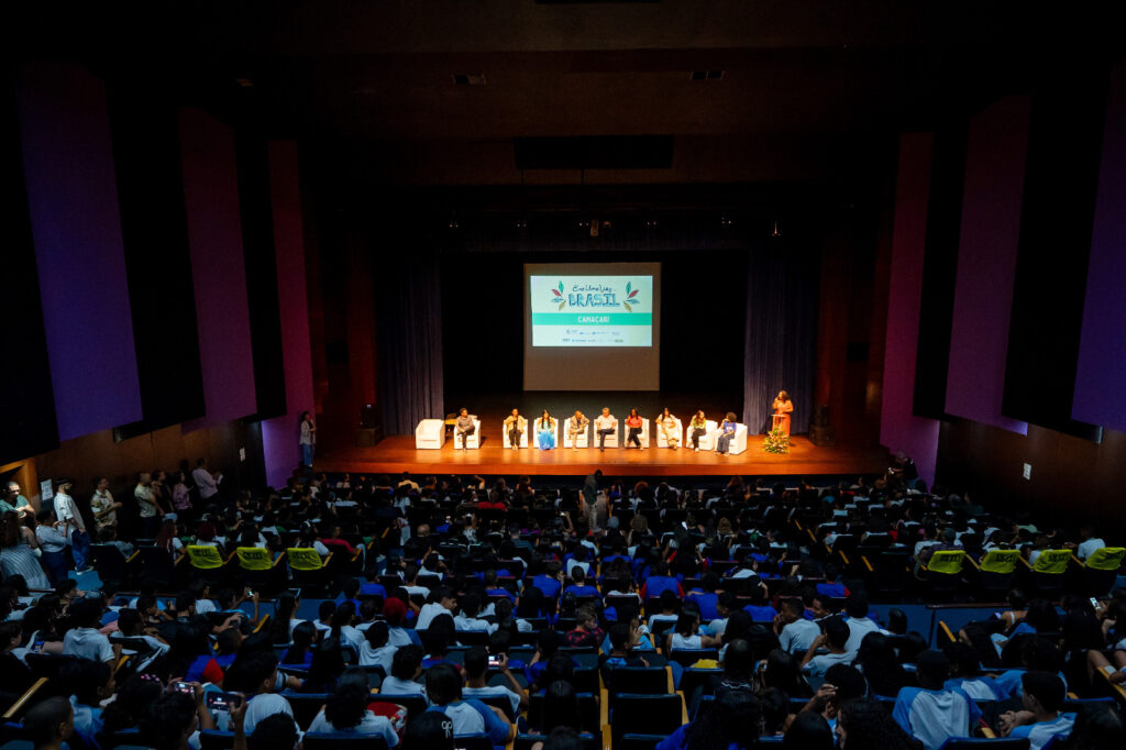 Projeto leva educador e estudantes da rede municipal de ensino para intercâmbio cultural em Portugal