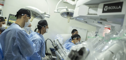 Médico opera brasileiro a 12 mil km de distância e entra para o Guinness