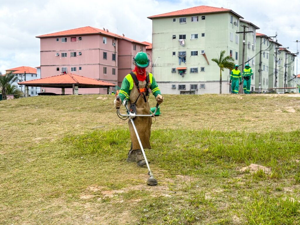 Prefeitura intensifica serviços de limpeza em diversos bairros de Camaçari