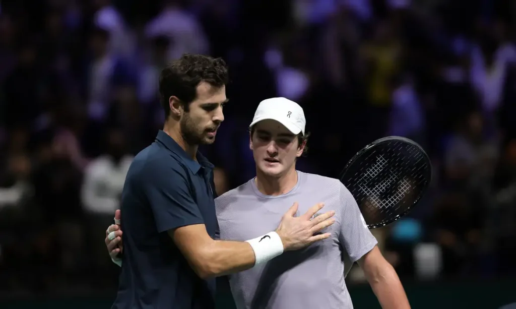 João Fonseca batalha em quadra, mas dá adeus ao Masters 1000 de Paris