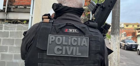 Mulher é presa em Lauro de Freitas suspeita de integrar facção criminosa