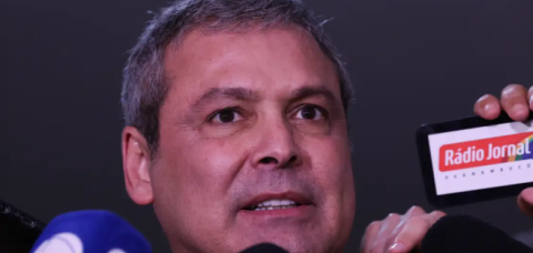 Ninguém pode renunciar a um mandato que já não existe, diz líder do PT