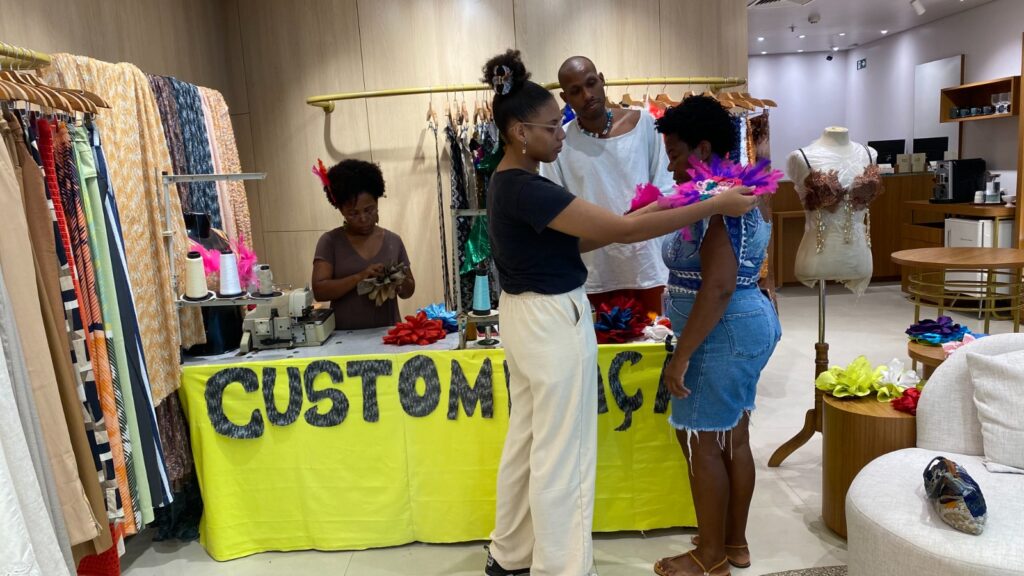 Estudantes de Salvador empreendem com customização de abadás em shoppings de Salvador