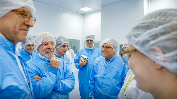 Lula visita fábrica que fornece 19 milhões de produtos ao SUS