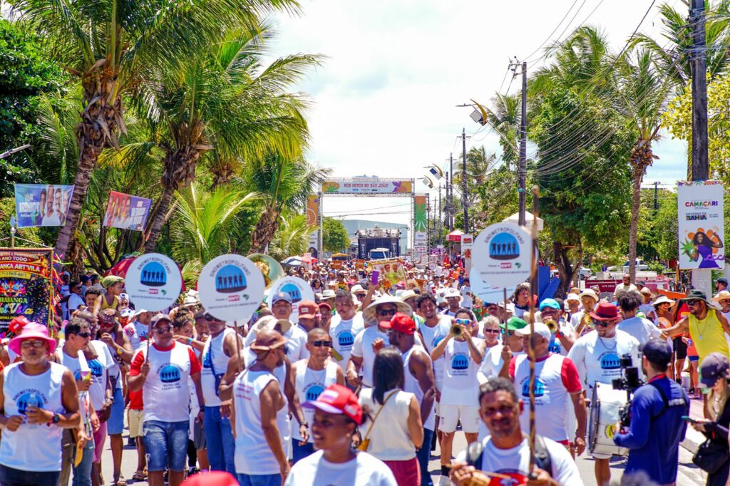 Igor Kannário arrasta multidão em trio sem cordas durante o Festival de Arembepe 2026