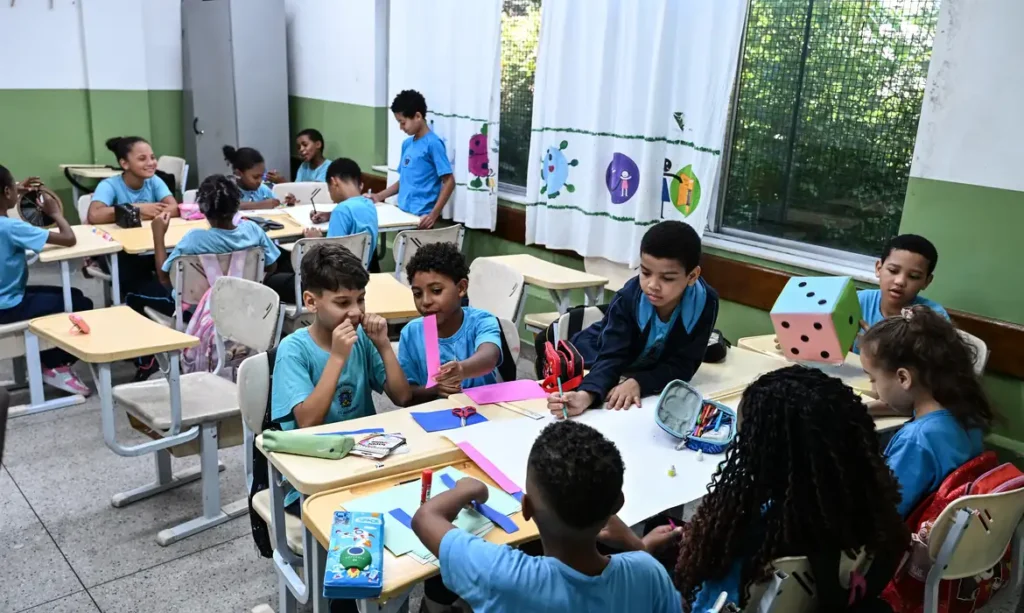 Governo fixa em R$ 5,1 mil novo piso nacional do magistério