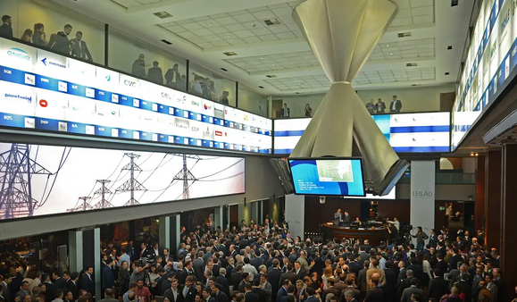 Ibovespa volta aos 174 mil pontos com aposta na Selic, e dólar cai