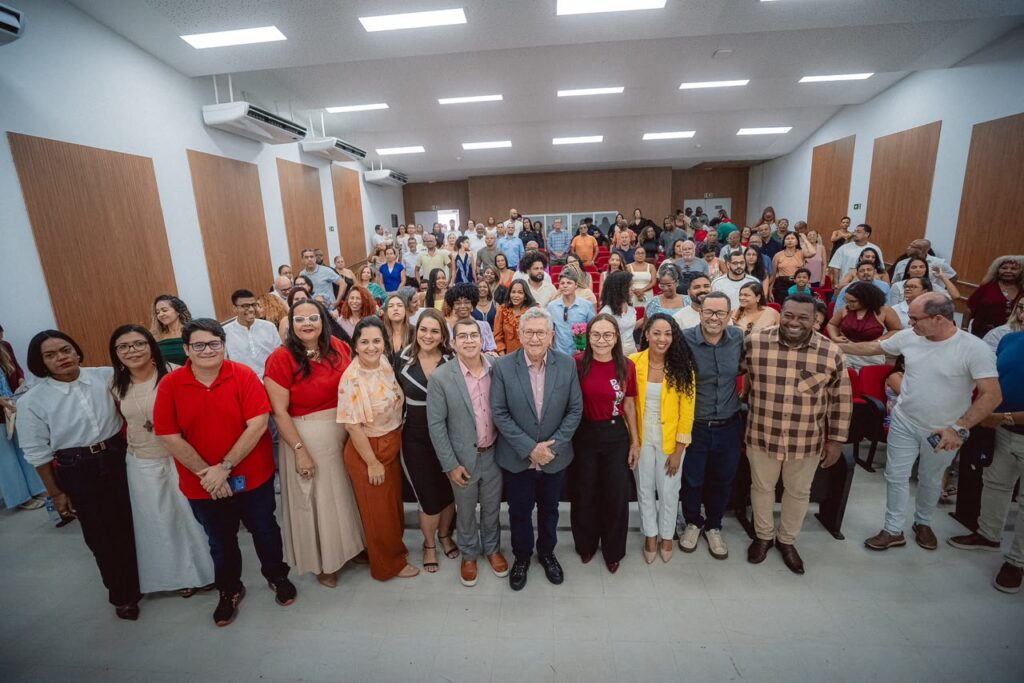 Prefeitura empossa 54 novos servidores da educação
