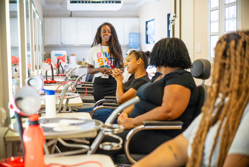 Qualifica Mulher inicia curso de manicure e pedicure na Carreta da Beleza